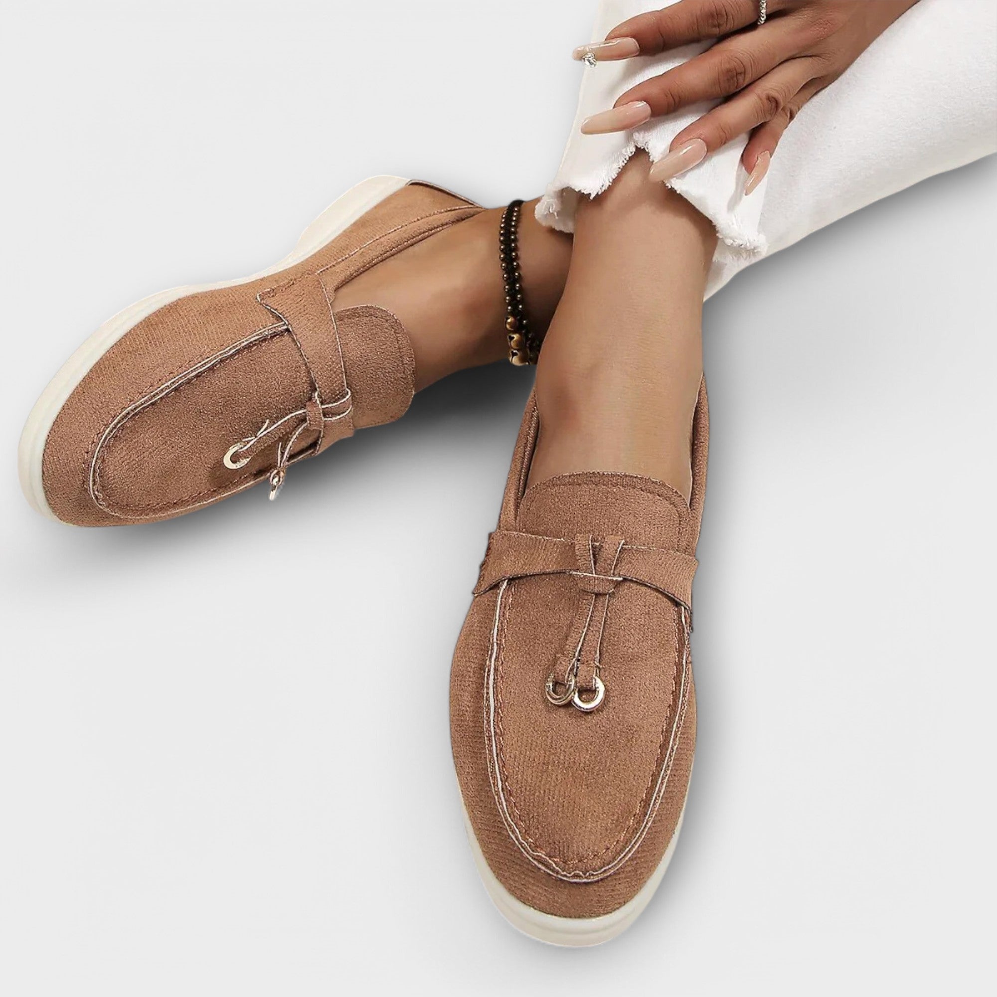 Gamila - Derby Elegante y Sofisticado